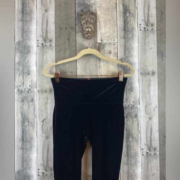 SPANX Velvet Leggings in Black Size Medium. - Picture 5 of 16